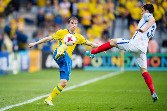 Sveriges Simon Tibbling och Englands Ben Chilwell