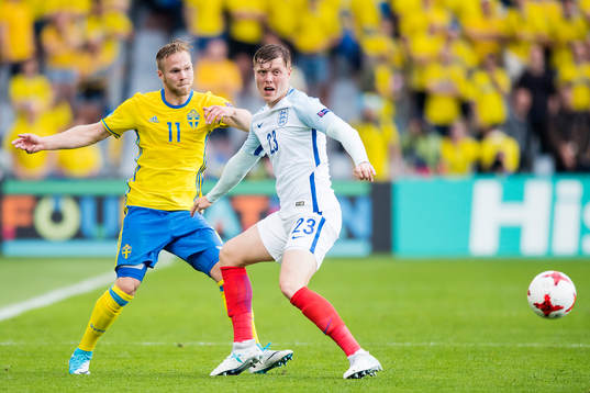 Sveriges Gustav Engvall och Englands Alfie Mawson