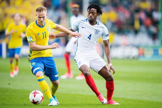 Sveriges Gustav Engvall och Englands Nathaniel Chalobah
