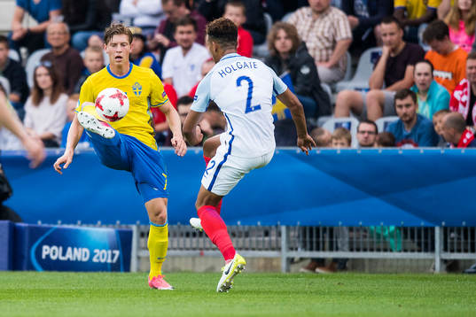 Sveriges Alexander Fransson och Englands Mason Holgate