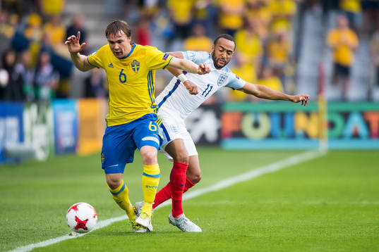 Sveriges Simon Tibbling och Englands Nathan Redmond