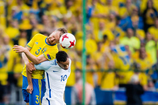 Sveriges Jacob Une Larsson och Englands Lewis Baker
