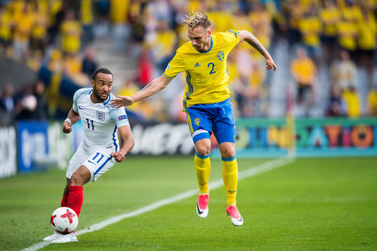 Englands Nathan Redmond och Sveriges Linus Wahlqvist