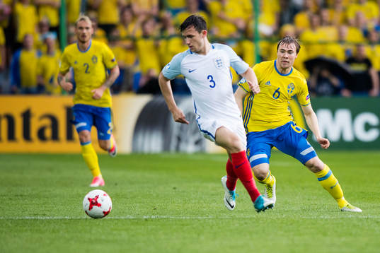 Englands Ben Chilwell och Sveriges Simon Tibbling