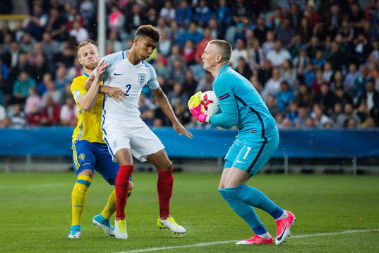 Gustav Engvall mot Englands Mason Holgate och målvakt