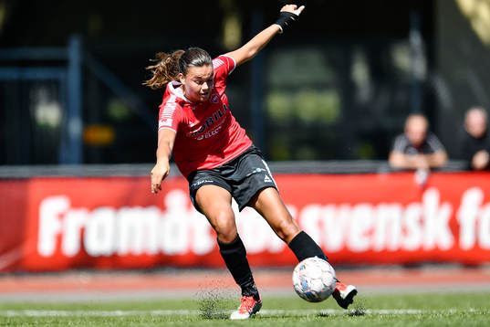 LB07s Anna Welin skjuter