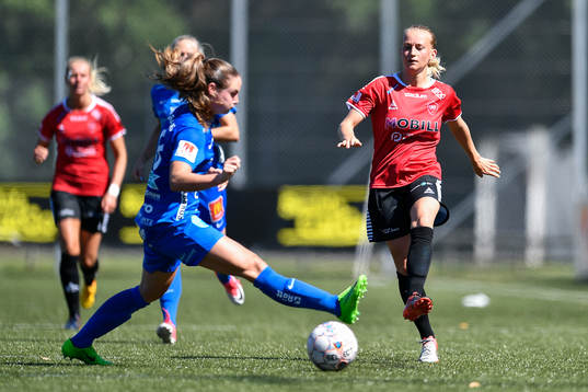 Örebros Hanne Gråhns försvarar mot LB07s Sofia