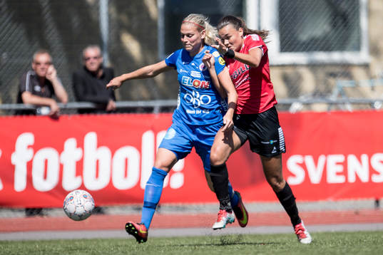 LB07s Anna Welin trycker till en av Örebros spelare
