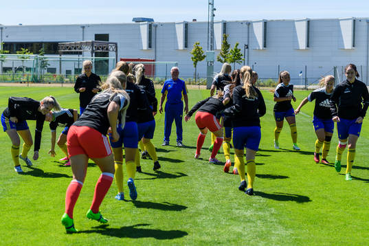 Eskilsminnes spelare värmer upp