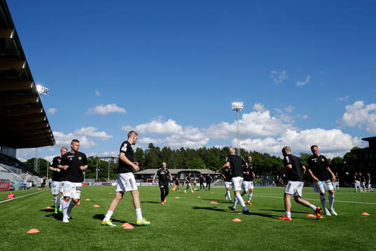 GAIS spelare värmer upp