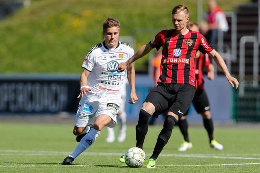 GAIS Erik Westermark jagar Brommapojkarnas Tim Söderström