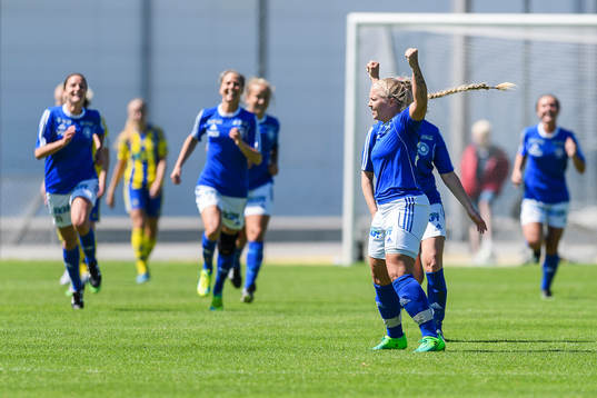 Stattenas Stephanie Petersson jublar