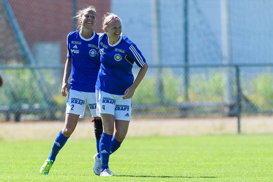 Stattenas Josefine Wiksell och Ellen Pigg jublar