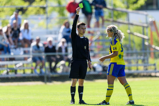 Domare Sebastian Robertsson ger Eskilsminnes Linnéa Lejon