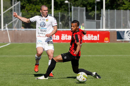 GAIS James Sinclair mot försvarande Brommapojkarnas Joel
