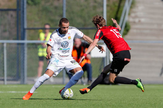 GAIS Malkolm Moenza driver bollen mot Brommapojkarnas Johan