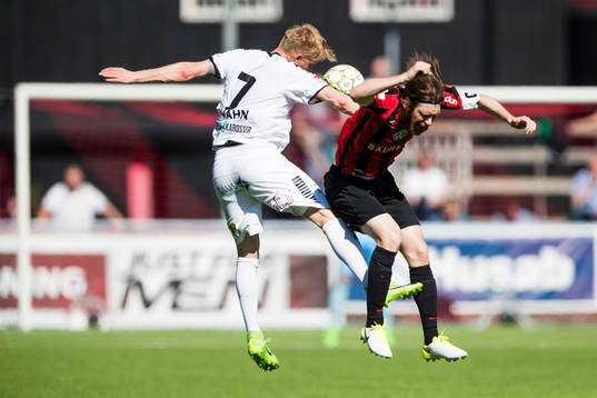 GAIS Johan Svahn i en nickduell med Brommapojkarnas Markus