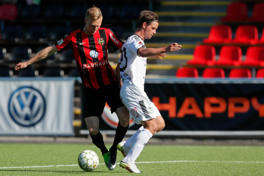 Brommapojkarnas Tim Söderström i kamp om bollen med GAIS