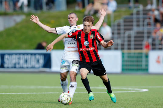 GAIS James Sinclair i kamp om bollen med Brommapojkarnas