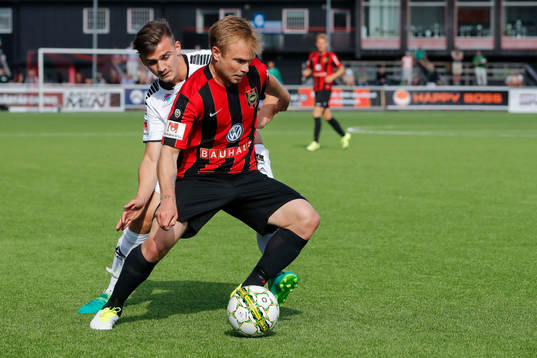 GAIS Ajdin Zeljkovic i kamp om bollen med Brommapojkarnas