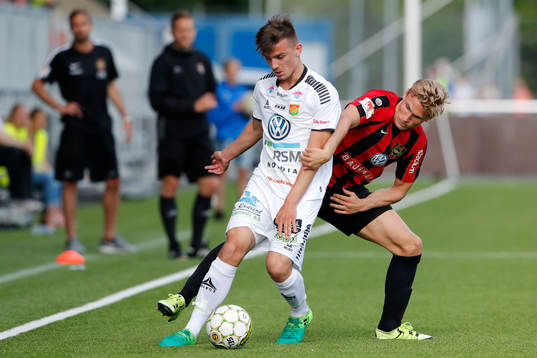 GAIS Ajdin Zeljkovic i kamp om bollen med Brommapojkarnas