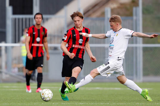 GAIS Johan Svahn kastar sig framför Brommapojkarnas Jacob