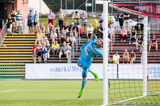 GAIS målvakt Damir Mehic släpper in 2-0 på en frispark