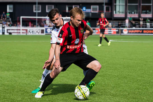 GAIS Ajdin Zeljkovic i kamp om bollen med Brommapojkarnas