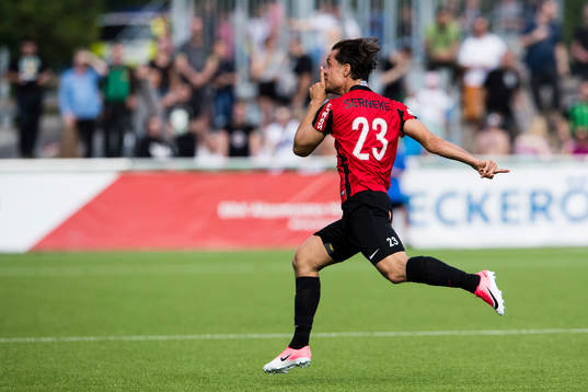 Brommapojkarnas Erik Figueroa jublar