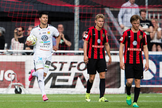 GAIS Luka Mijaljevic hämtar bollen