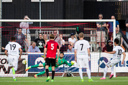 GAIS Luka Mijaljevic reducerar till 3-2 på straff bakom