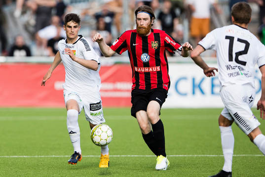GAIS Emin Grozdanic i kamp om bollen med Brommapojkarnas