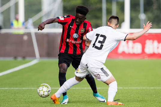 Brommapojkarnas Jack Lahne i kamp om bollen med GAIS Emin