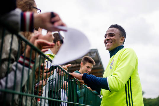 Niclas Eliasson skriver autografer