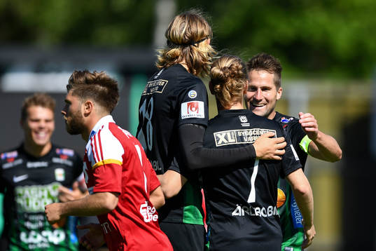 Varbergs Oliver Silverholt (mitten) jublar med lagkamrater
