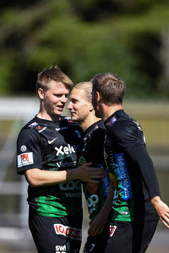 Varbergs Oliver Silverholt jublar med lagkamrater