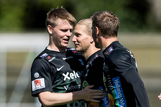 Varbergs Oliver Silverholt (i mitten) jublar
