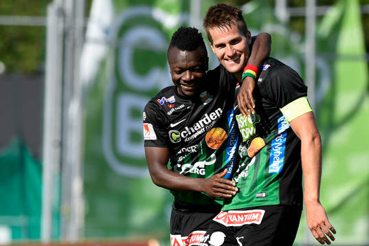 Varbergs Thomas Boakye jublar med målskytten till 4-0