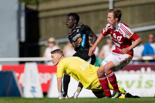 Degerfors målvakt Jesse Öst ser bollen gå strax utanför