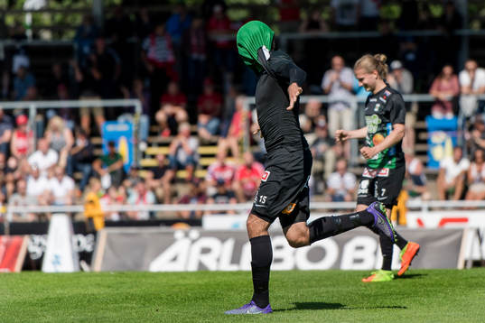 Varbergs Oliver Stanisic jublar och drar tröjan över