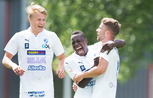 Berga har gjort mål och jublar i matchen i division 2