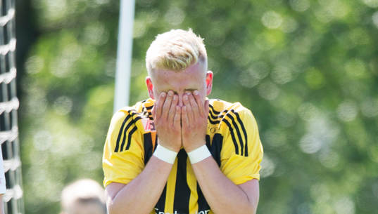 IFK Hässleholms Linus Svensson deppar i matchen i division