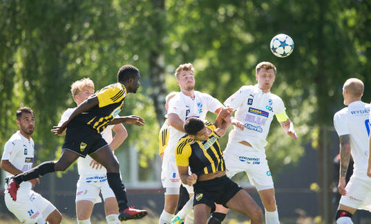 IFK Hässleholms Abelto Ikose nickar i matchen i division 2