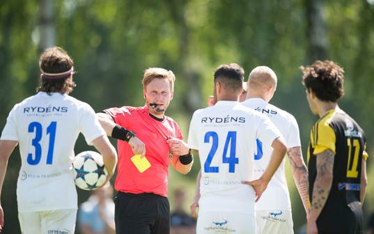 Domaren tar fram gula kortet och varnar i matchen i