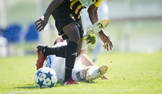 Glidtackling så grästuvorna flyger i matchen i division 2