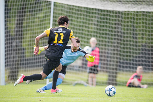 IFK Hässleholms  Karim Al-Asi rundar Bergas målvakt och