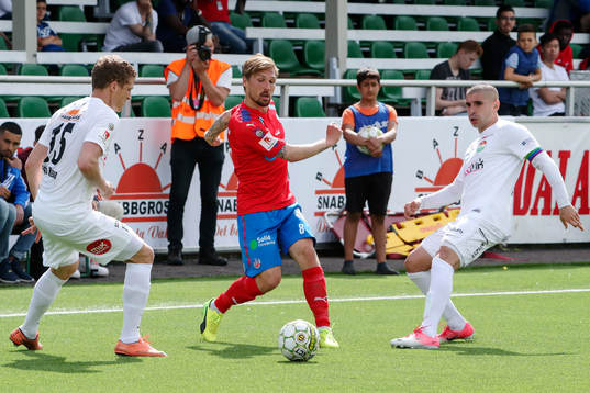 Dalkurds Alexander Ekblad och Rawez Lawan försvarar mot