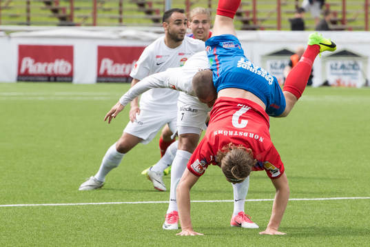 Helsingborgs Carl Johansson och Dalkurds Rawez Lawan  i