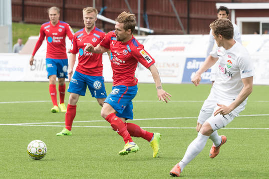 Kamp om bollen i fotbollsmatchen i Superettan mellan