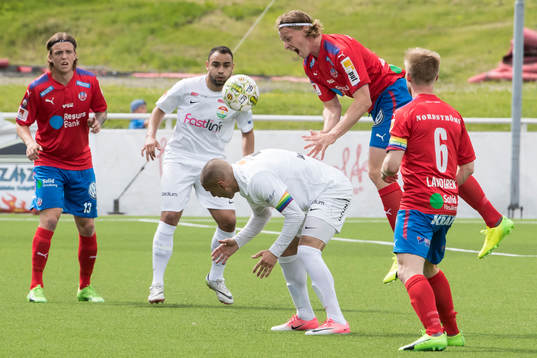 Helsingborgs Carl Johansson bakom Dalkurds Rawez Lawan  i